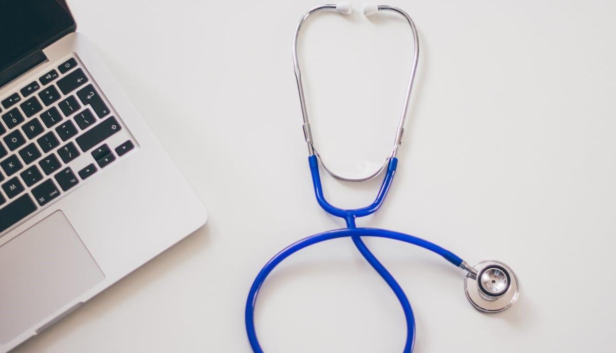 Computer e stetoscopio, fondamentali per l'università di Medicina