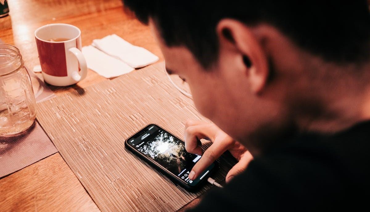 Studente usa i social invece di studiare