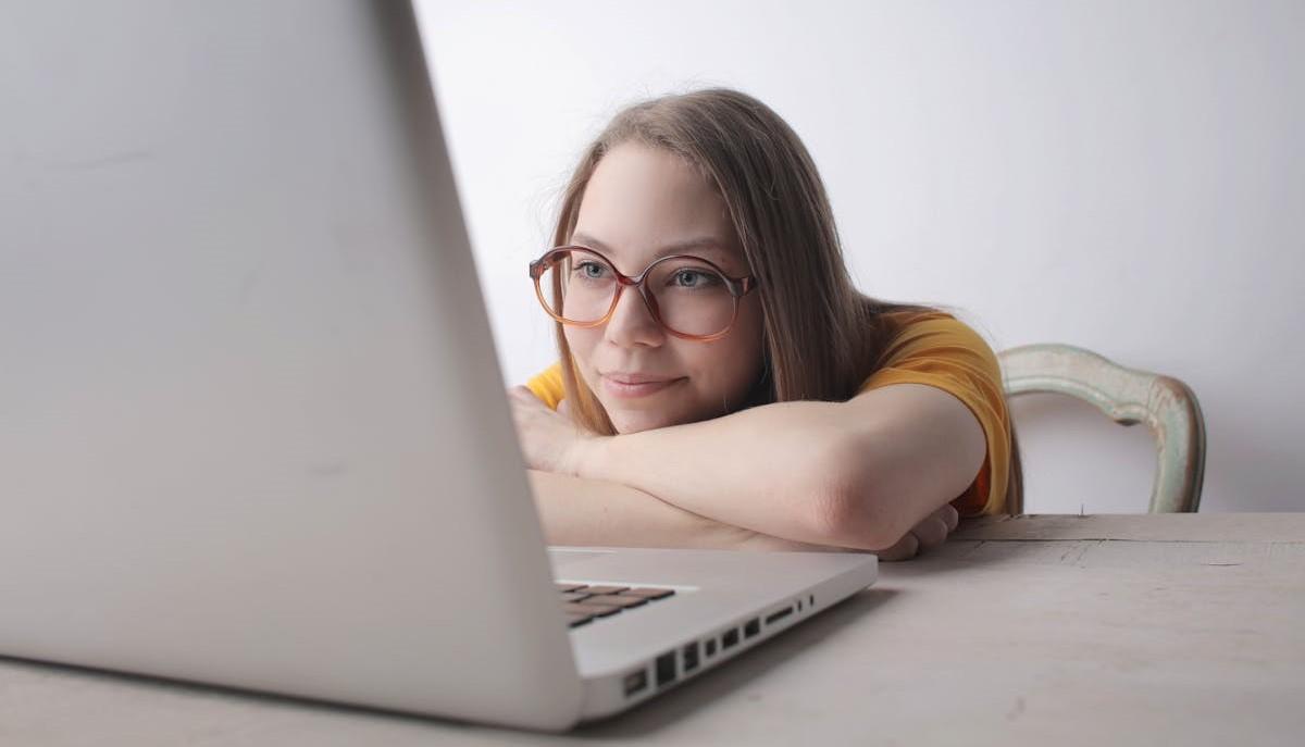 Studentessa legge al computer le opinioni degli studenti sulle diverse facoltà