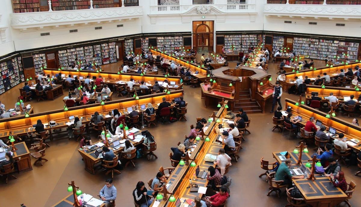 Biblioteca universitaria con studenti