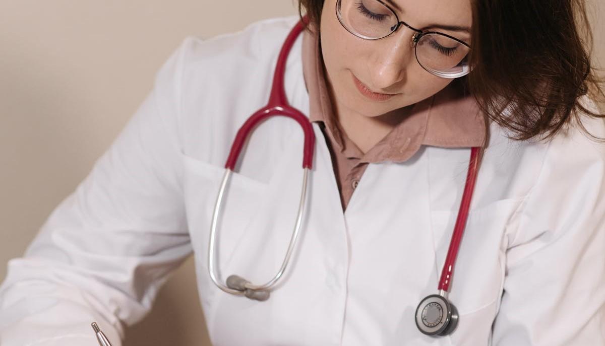 Studentessa di Medicina si appunta l'orario del test di Medicina 2024