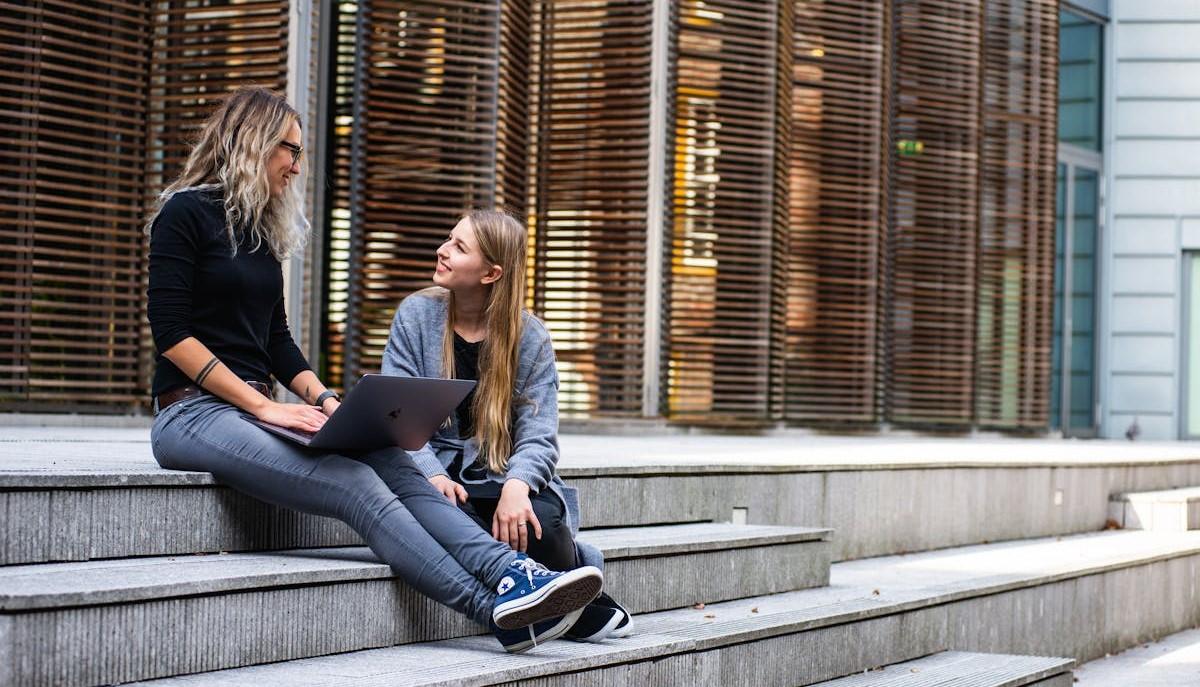 Studentesse parlano per decidere quale università frequentare