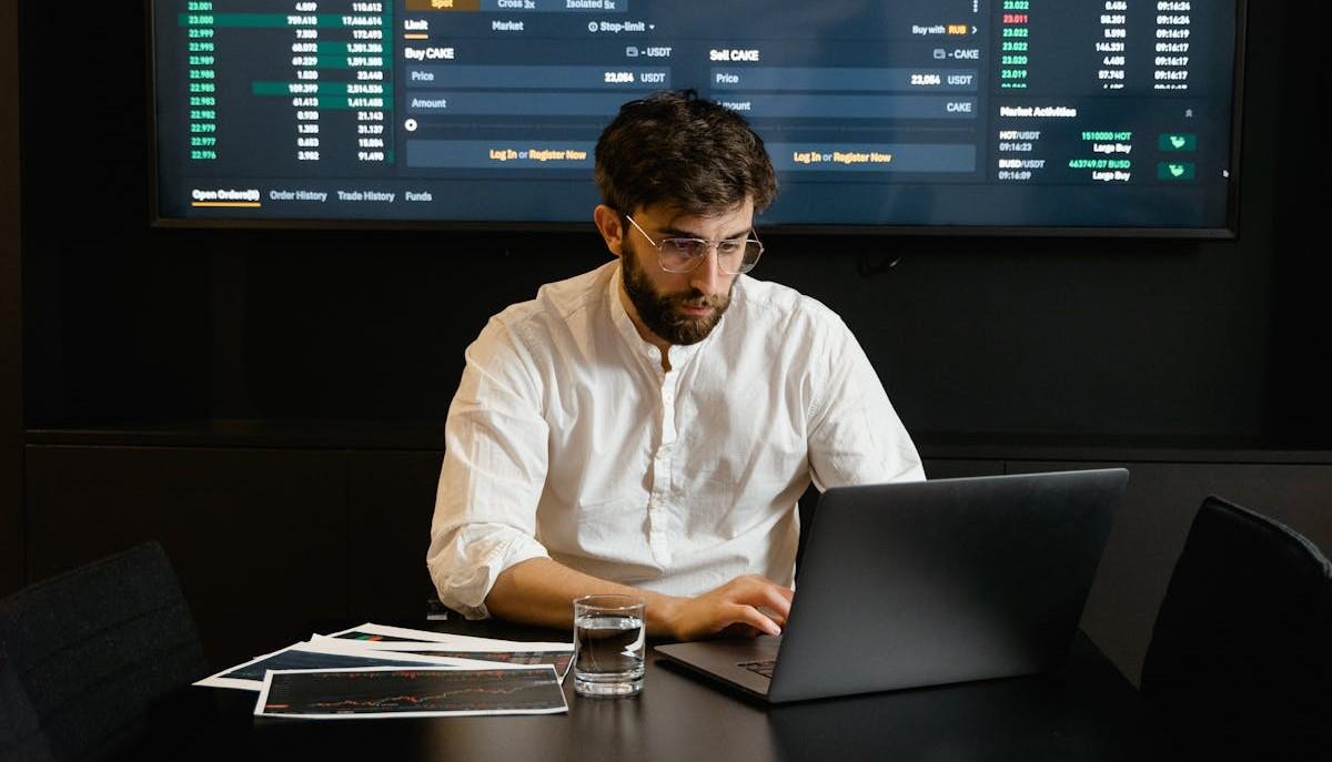Economista controlla la borsa al computer