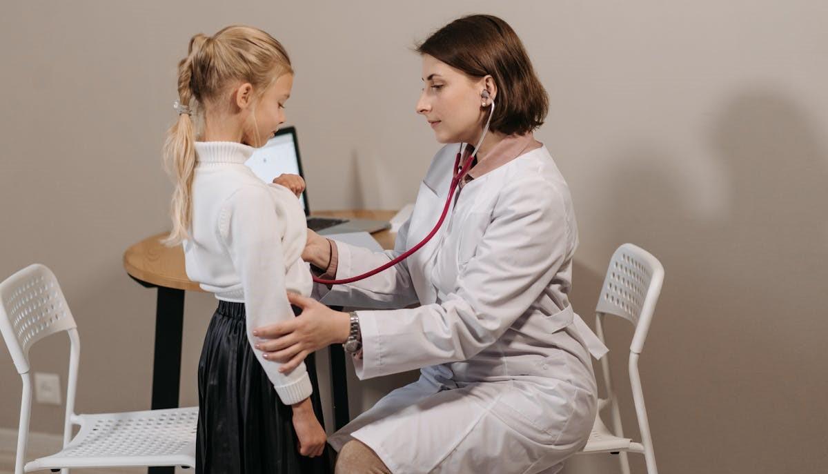 Dottoressa che visita una bambina