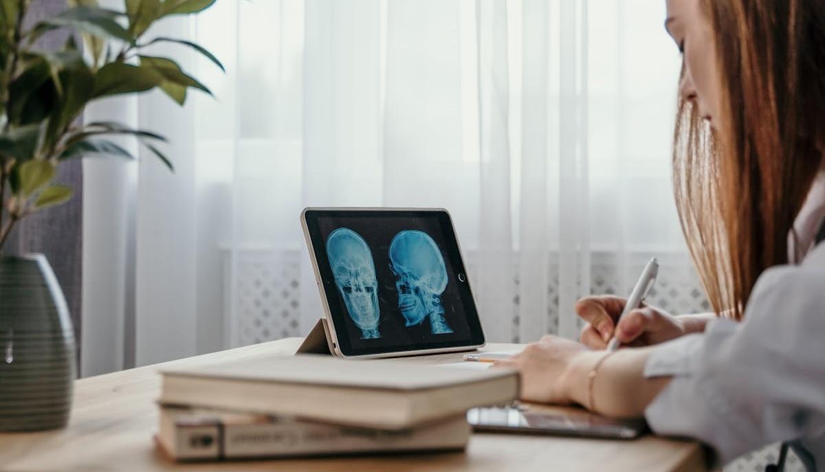 Studentessa aspetta l'uscita della graduatoria definitiva di Medicina 2024