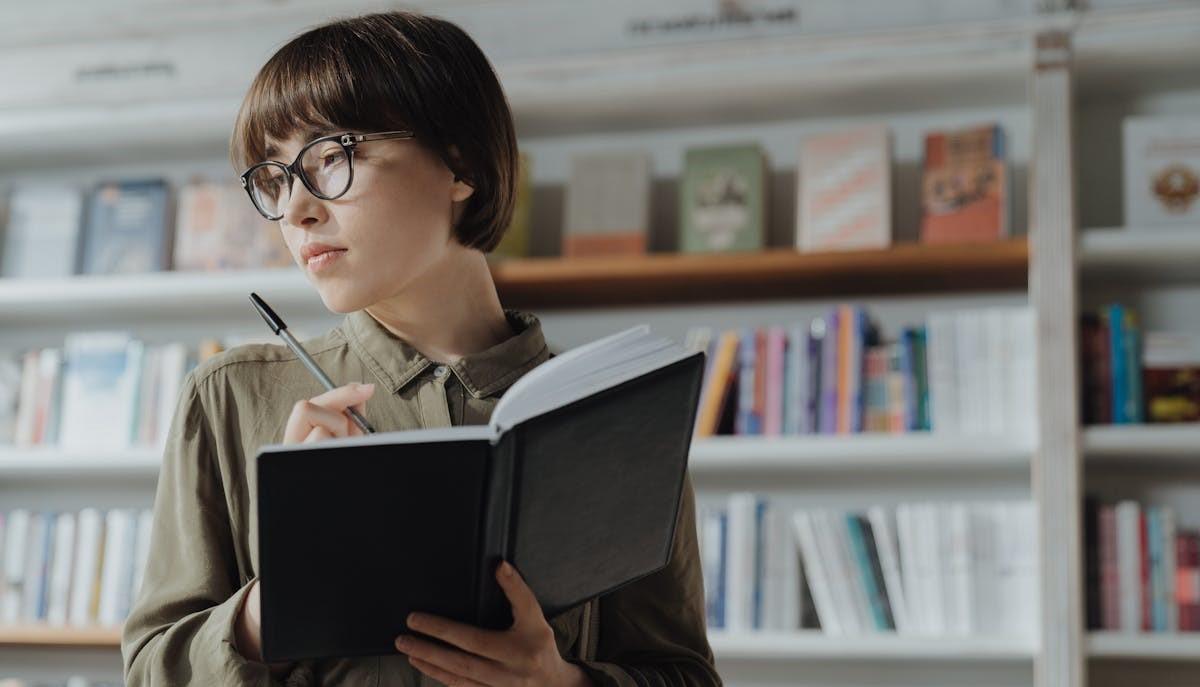 Studentessa che studia per il test di Professioni Sanitarie 2024