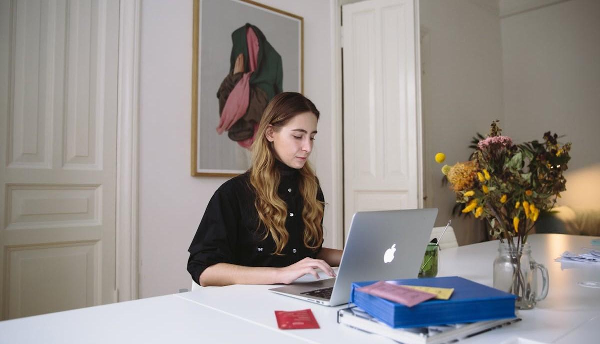 Studentessa studia al computer per il test di Professioni Sanitarie 2024