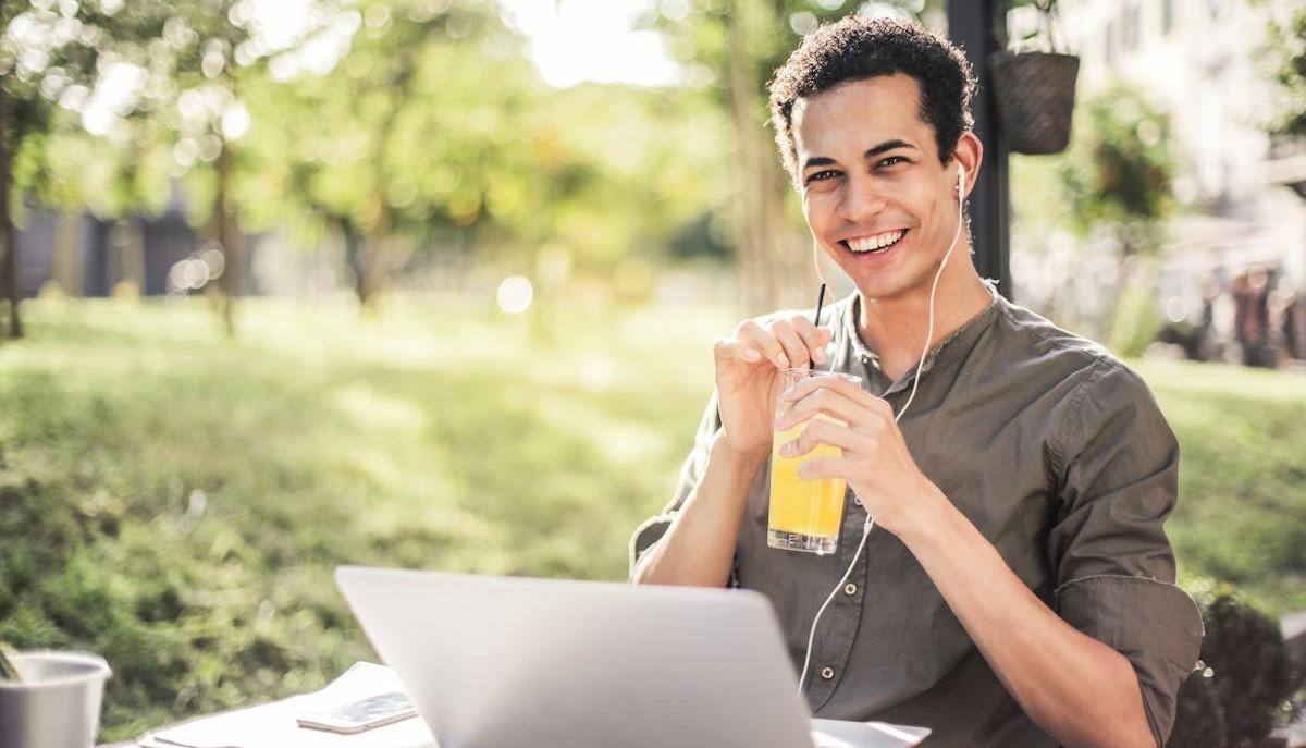 Studente studia d'estate per l'esame di recupero
