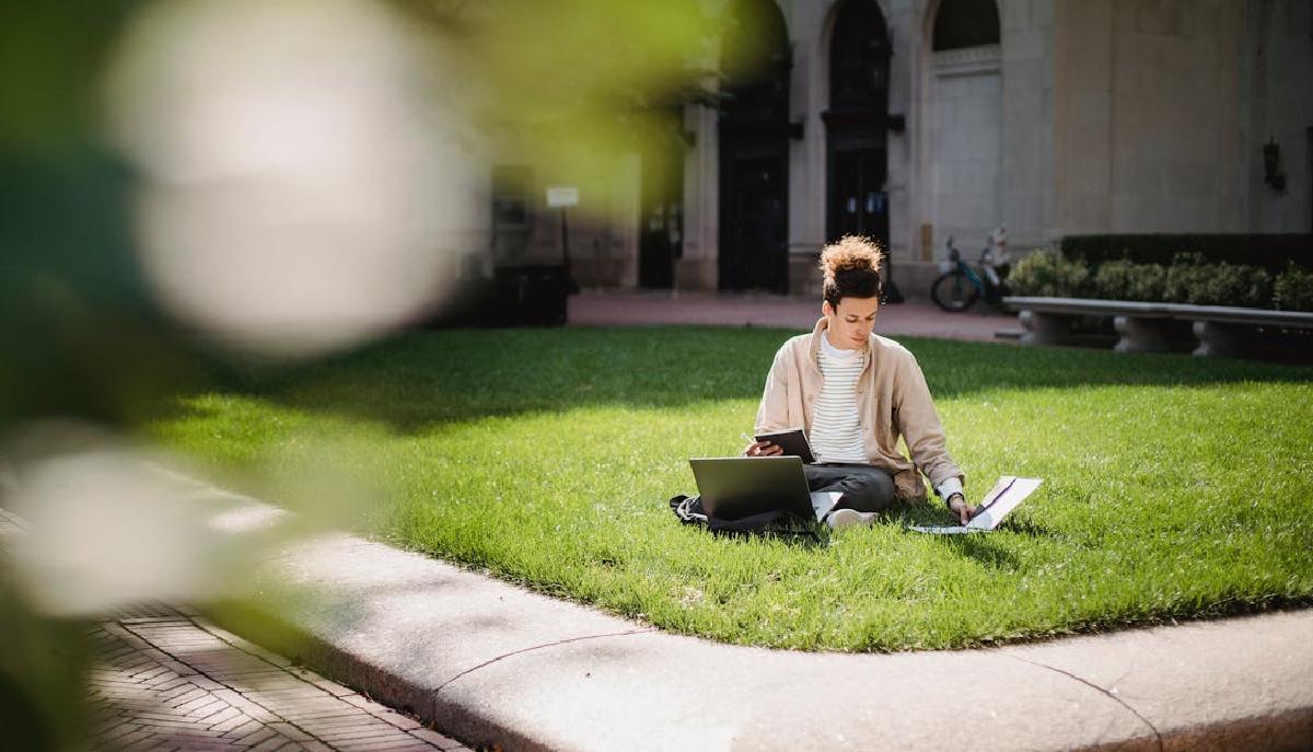 Università, lo studente in preda ai sensi di colpa: “Oggi ho superato un esame che non meritavo di passare”