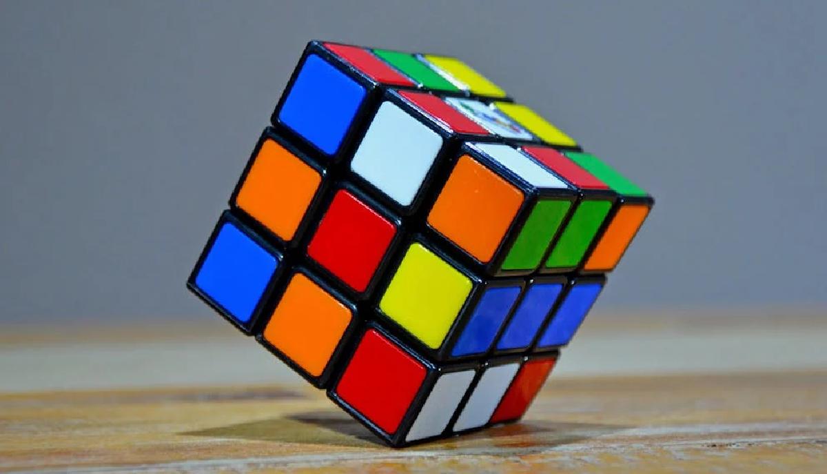 Claudio inventa il robot che risolve il cubo di Rubik e lo porta alla Maturità
