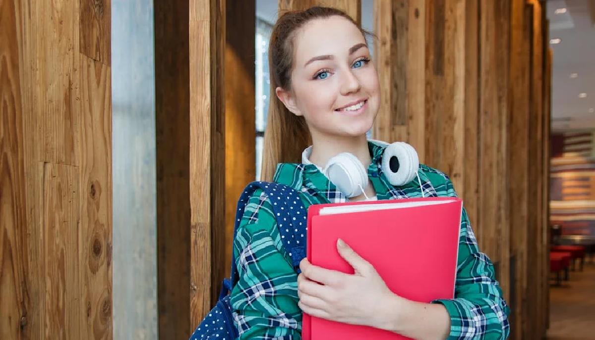 Studentessa che cerca di orientarsi sulla scelta dell'Univeristà