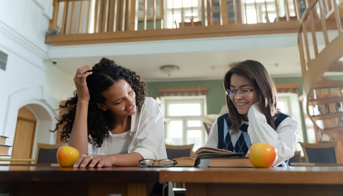 Due studentesse durante la seconda prova suppletiva di Maturità