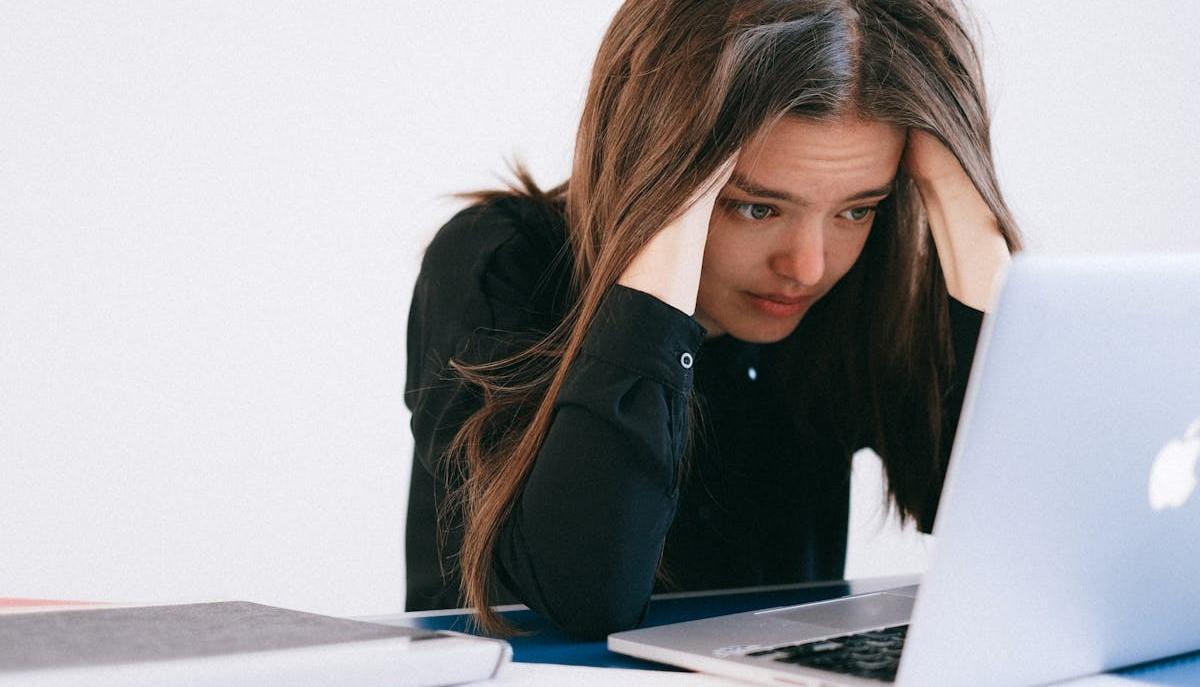 Studentessa in ansia per l'esame universitario
