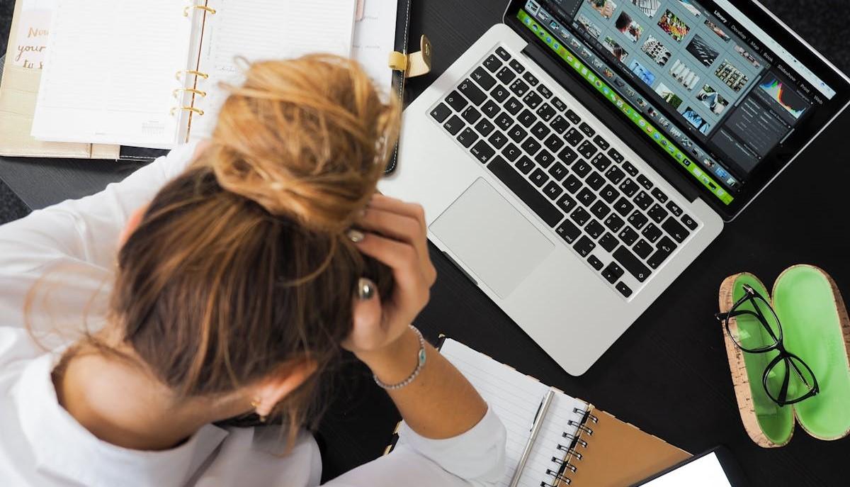 Studentessa in ansia per la discussione di laurea
