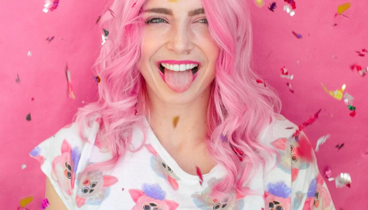 Studentessa con i capelli rosa