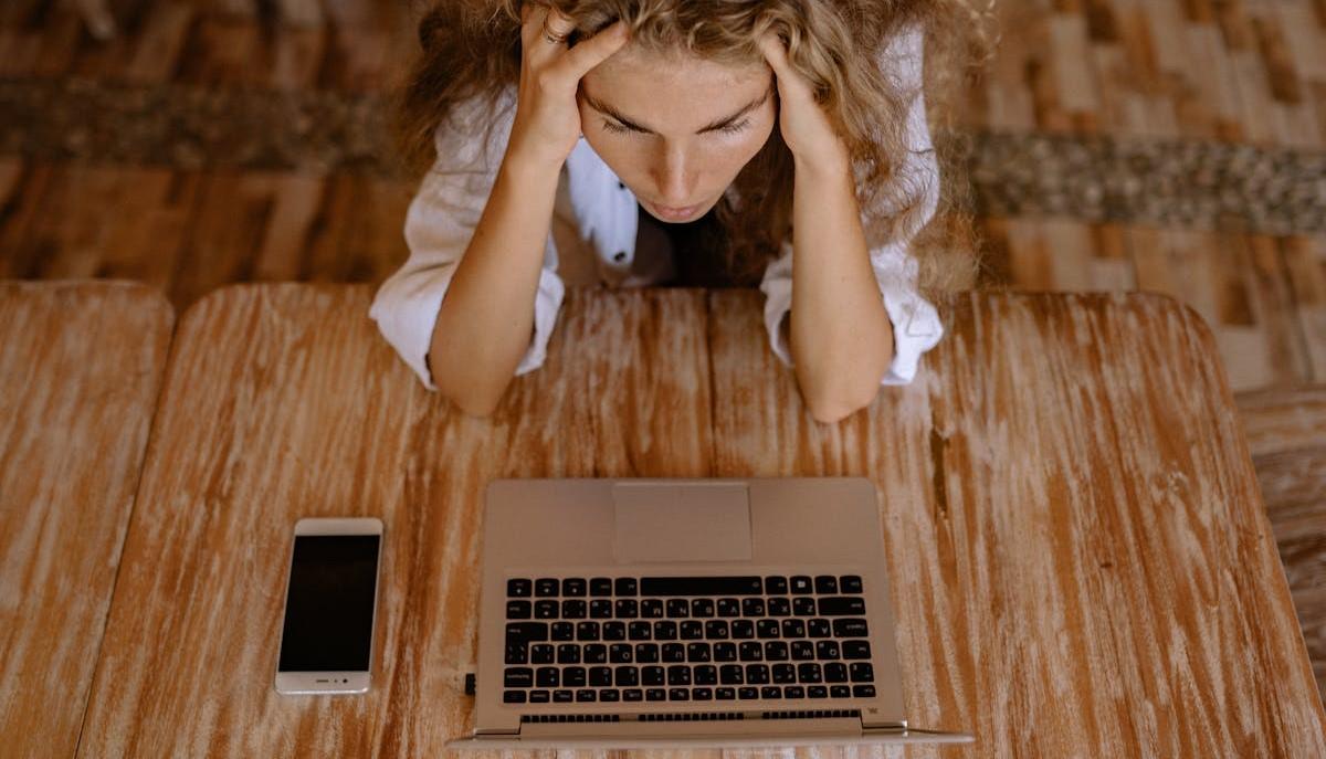 Studentessa stressata che sta per laurearsi alla magistrale