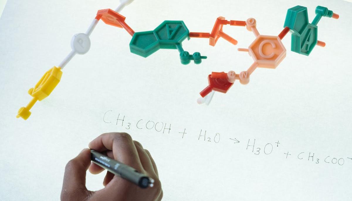 Studente che studia Chimica per il test di Medicina 2024