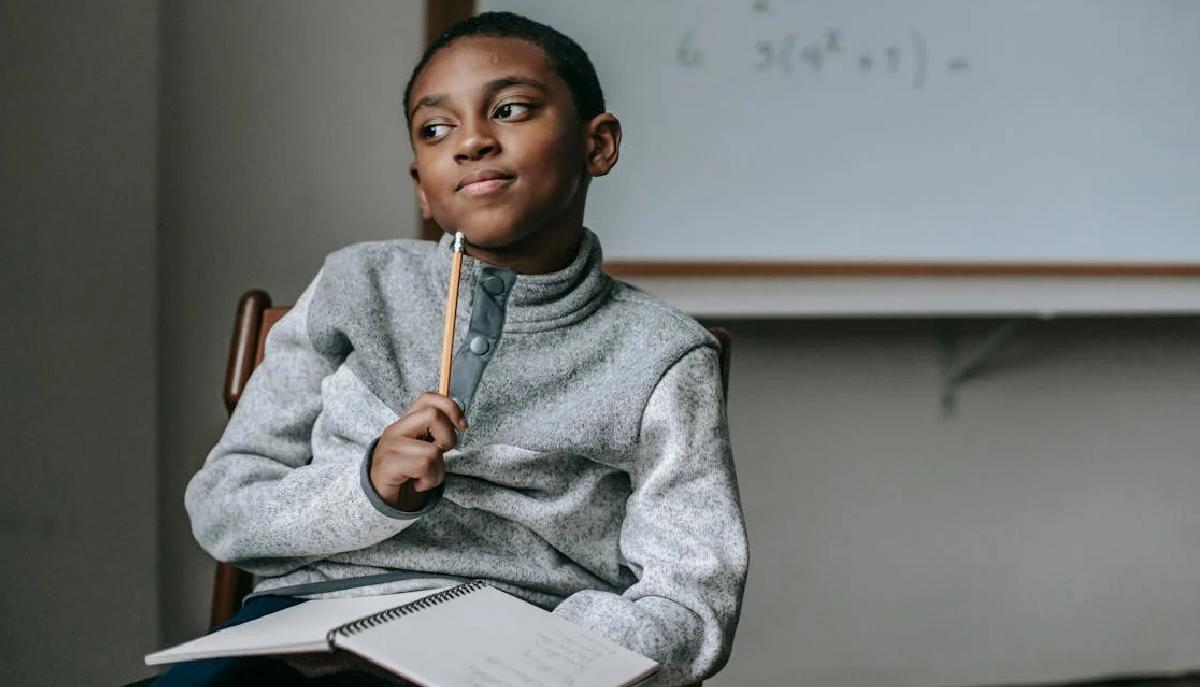 Smartphone a scuola, Valditara annuncia il divieto anche per scopi didattici: torna il diario cartaceo