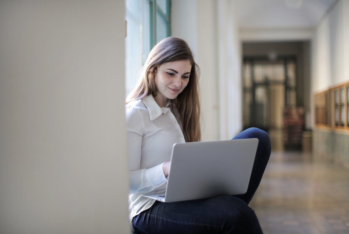 Back to school: 7 consigli per studenti su igiene e uso delle lenti a contatto articolo