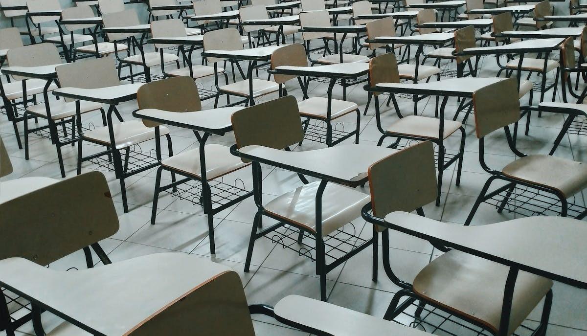 Aula vuota prima dell'esame di riparazione