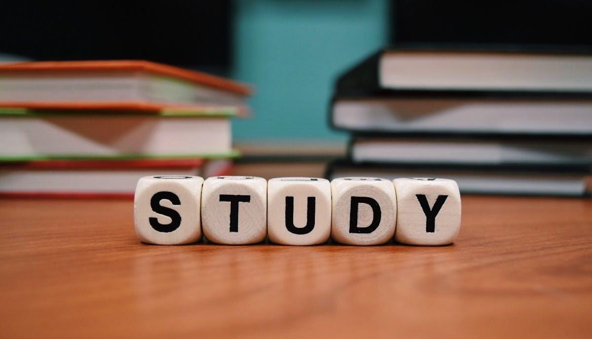 Dadi su una scrivania con su scritto "study"
