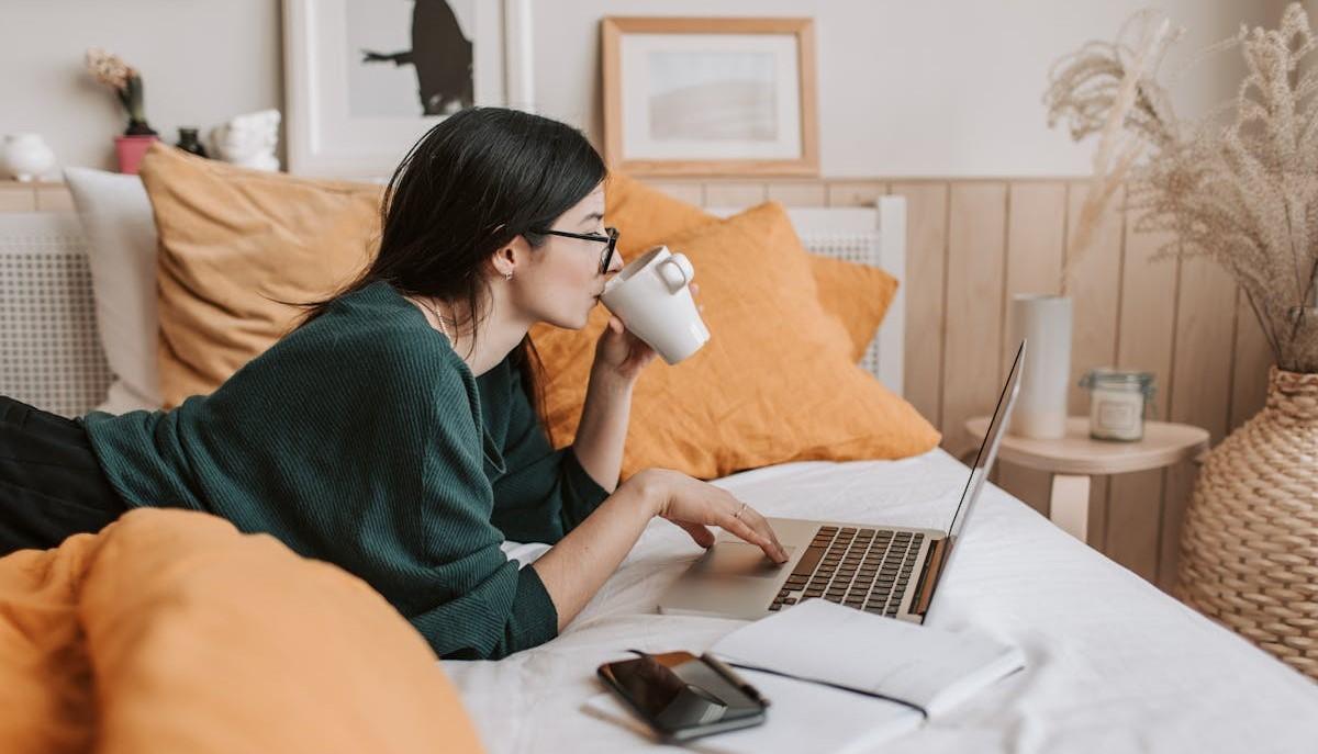 Studentessa che legge al computer la notizia del Ddl 4+2