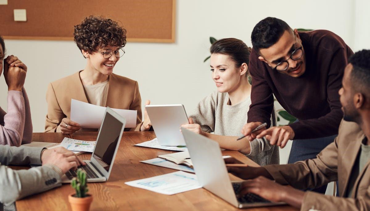 Studenti degli istituti tecnici e professionali che leggono del percorso quadriennale