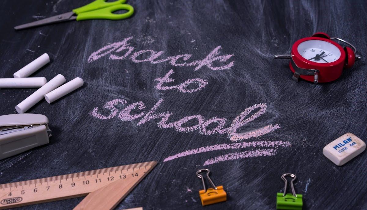 Lavagna con sopra i materiale per il ritorno a scuola