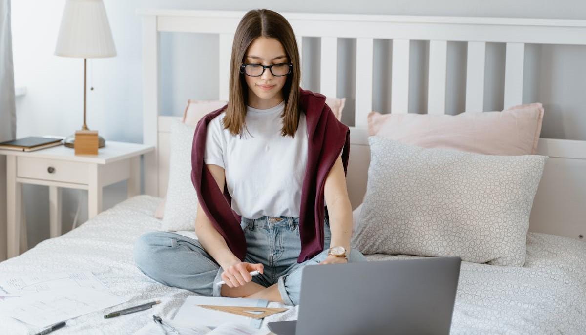 Studentessa che si è appena vestita per il primo giorno di scuola