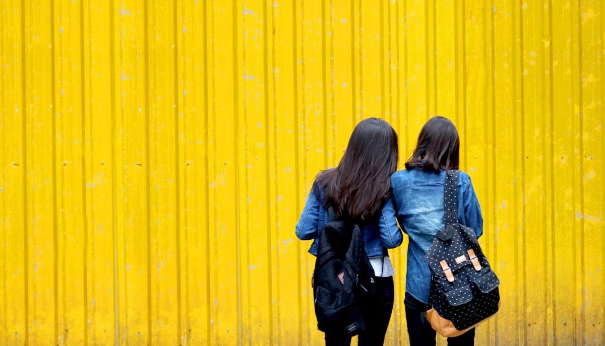 Studentesse con lo zaino al primo giorno di scuola