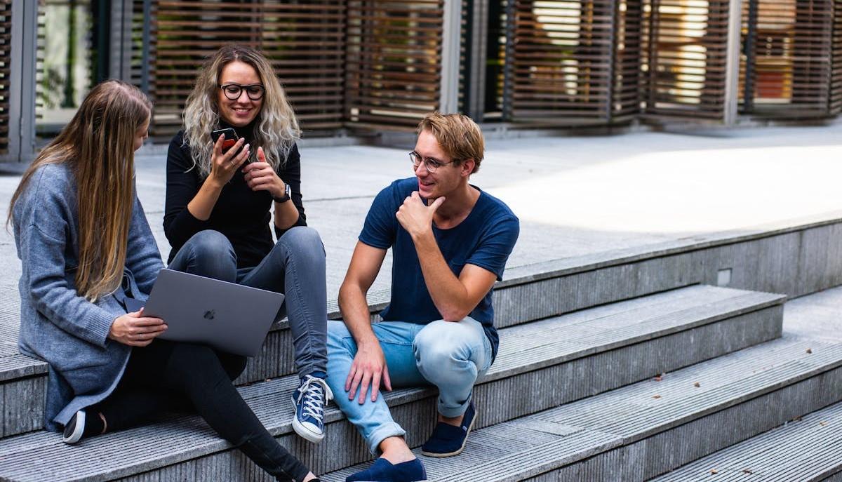 Studenti prima del test di Professioni Sanitarie 2024 che si chiedono cosa possono portare alla prova