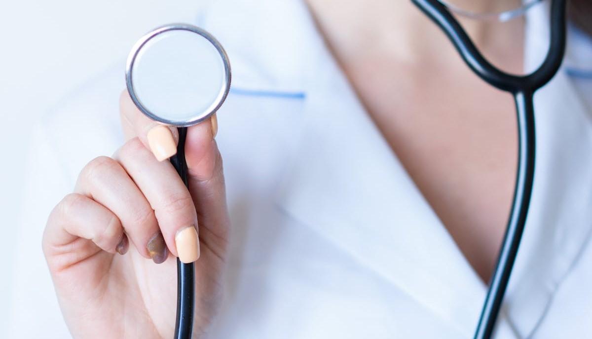 Dottoressa con stetoscopio: cosa sapere sulla graduatoria di Medicina 2024