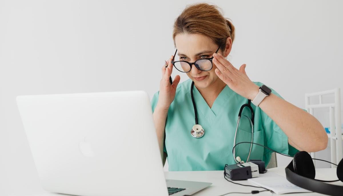 Dottoressa che controlla la graduatoria di Medicina 2024 al computer