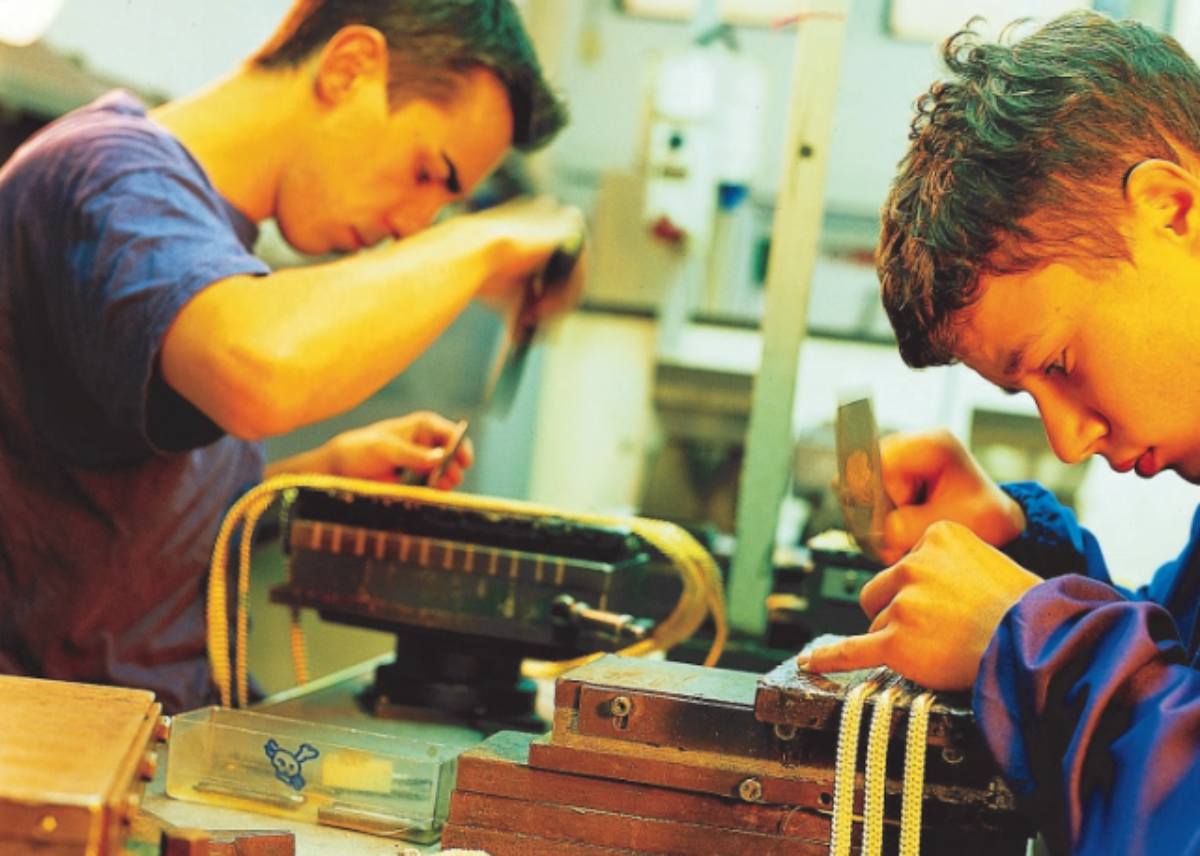 Opportunità d’oro: scopri le professioni più richieste nel settore orafo-gioielliero e come lavorarci articolo