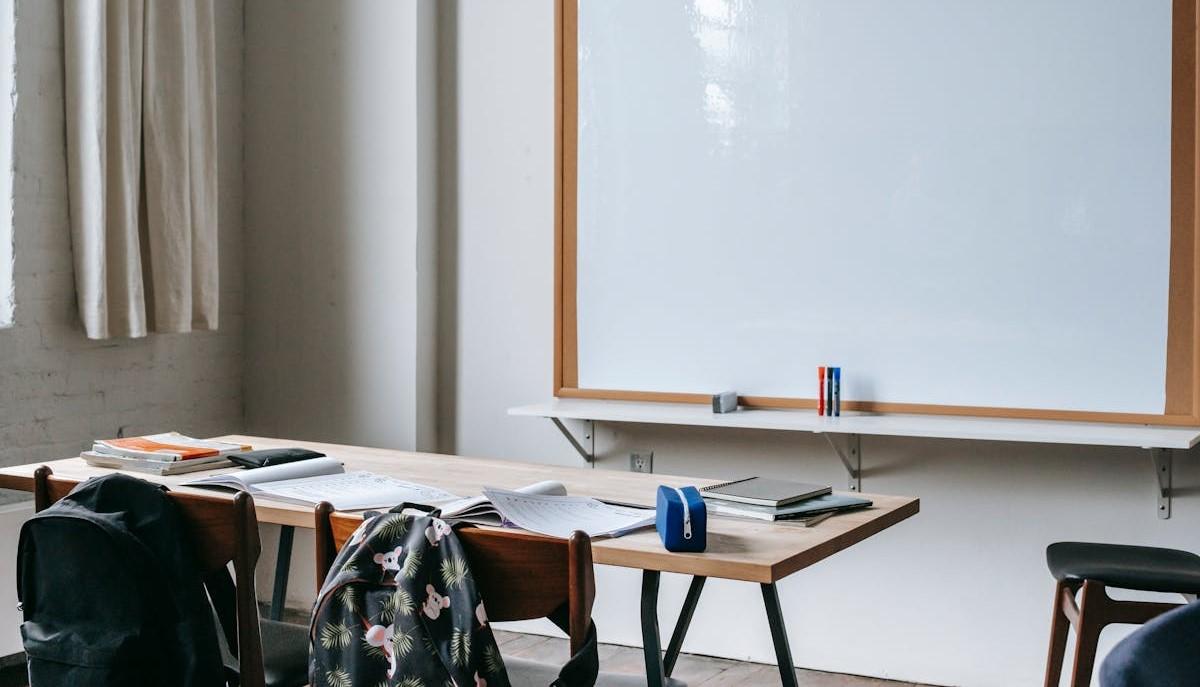 Classe vuota con gli zaini al primo giorno di scuola