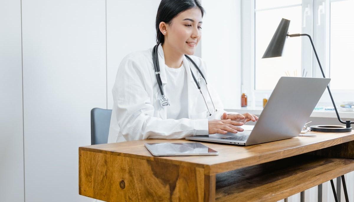 Studentessa di Medicina controlla la graduatoria di Medicina 2024