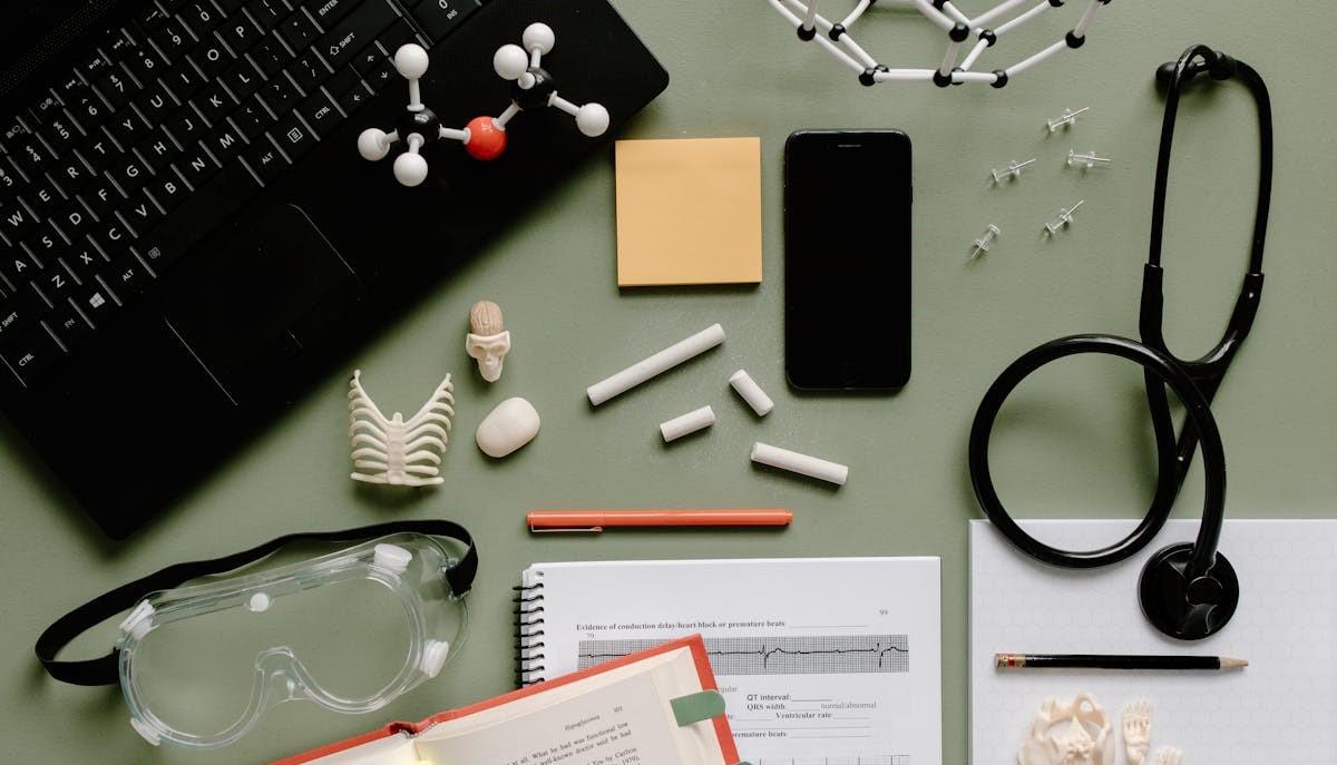 Tavolo da lavoro per prepararsi ai risultati della graduatoria di Medicina 2024