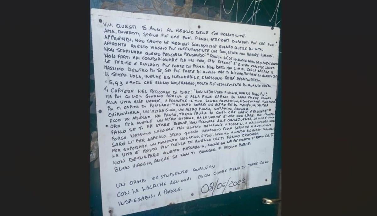 Messaggio lasciato in bagno dall'ex studente ai primini della scuola