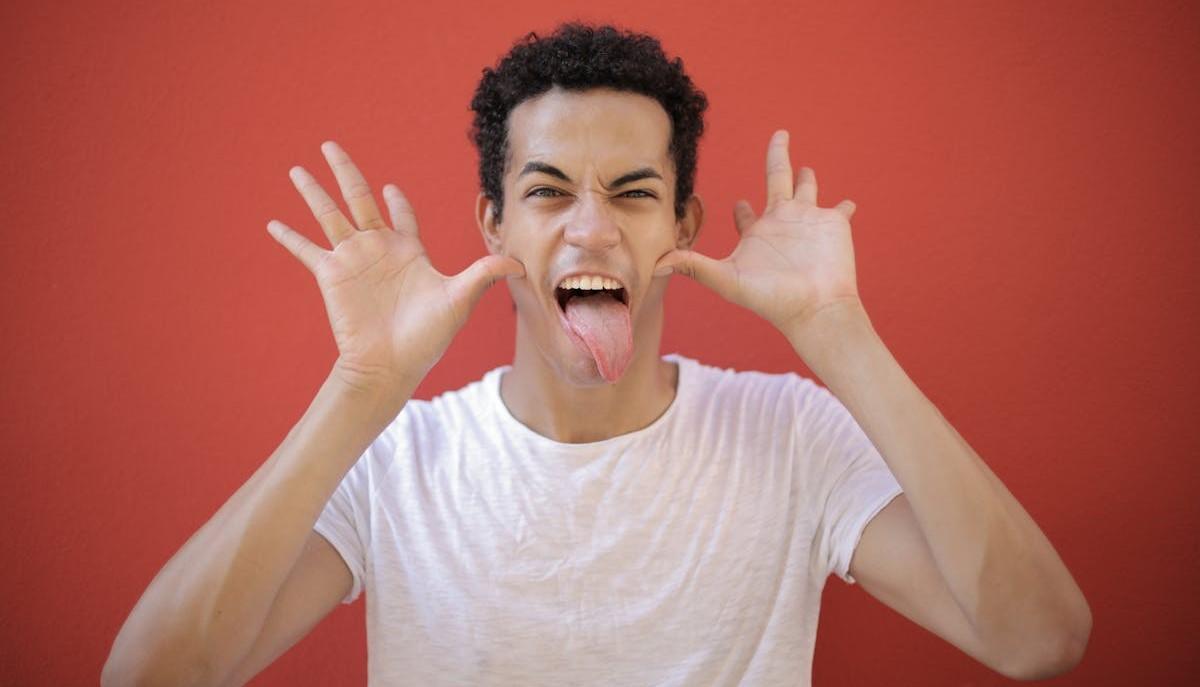 Studente indisciplinato fa la linguaccia