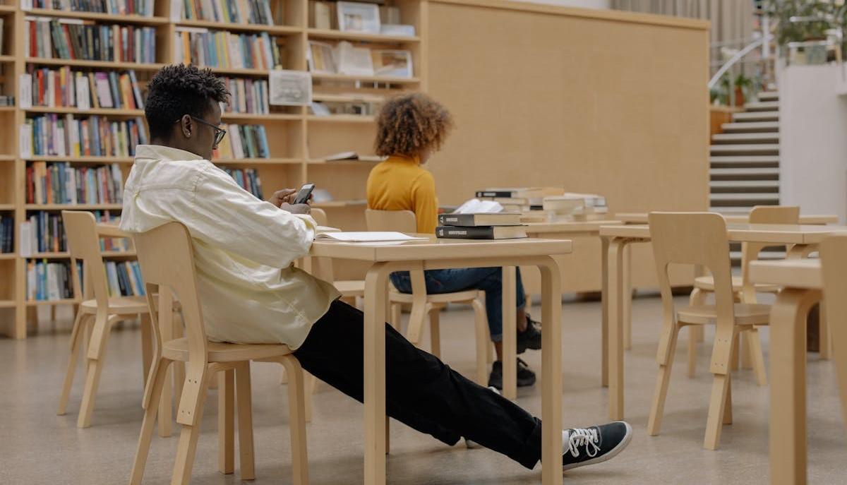 Studenti ai banchi che affrontano la paura di tornare a scuola