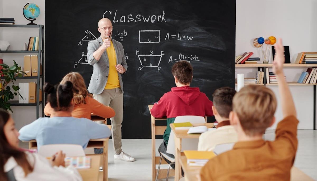 Professore che insegna alla primaria