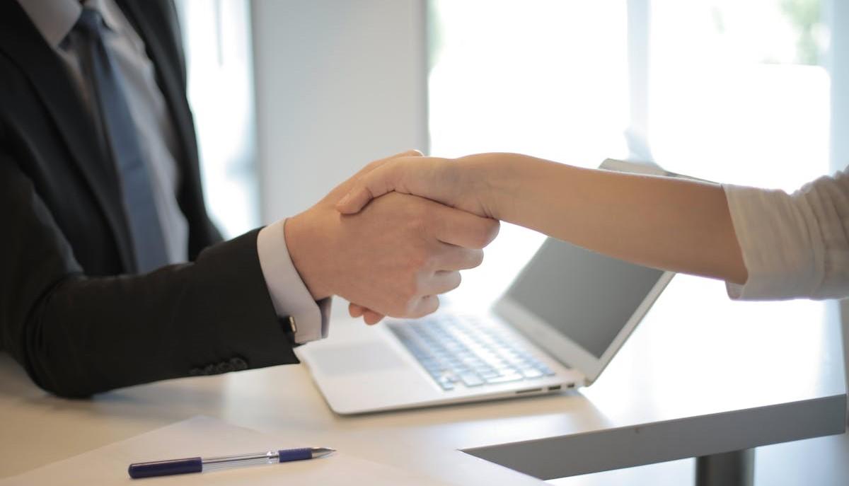 Stretta di mano dopo il colloquio di lavoro