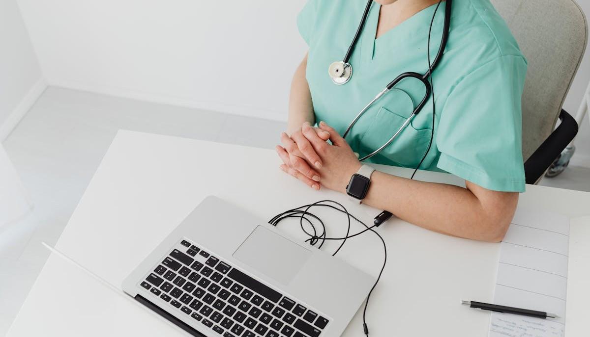 Infermiera al computer: quando e dove escono i risultati dei test di Professioni Sanitarie 2024