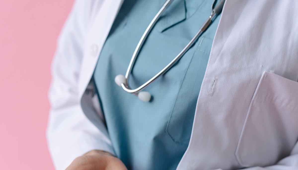 Infermiera controlla i risultati del test di Professioni Sanitarie 2024