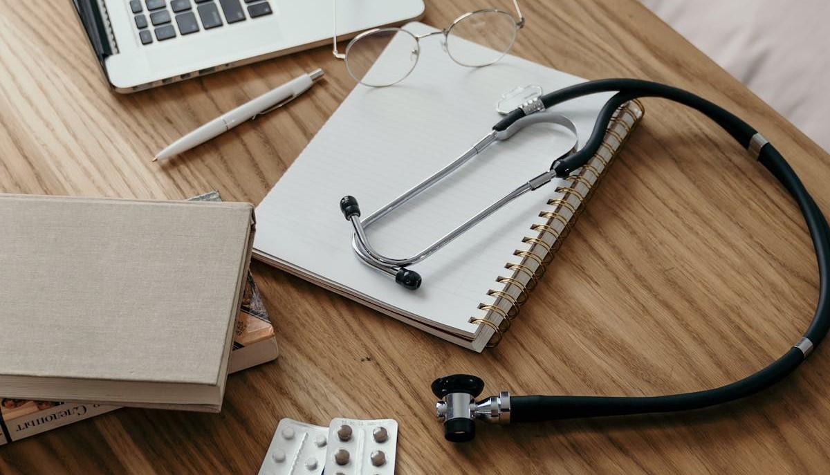 Scrivania con strumenti medici: quando escono le soluzioni dei test di Professioni Sanitarie 2024