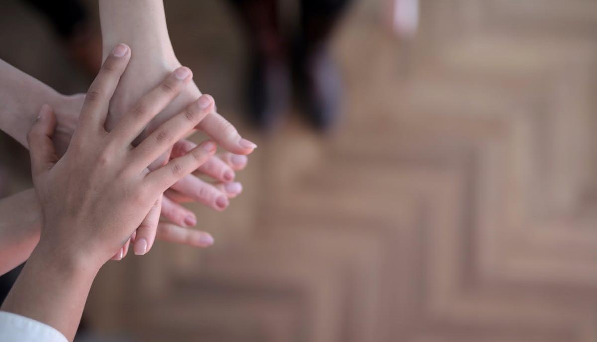 Mani unite in un gesto di solidarietà