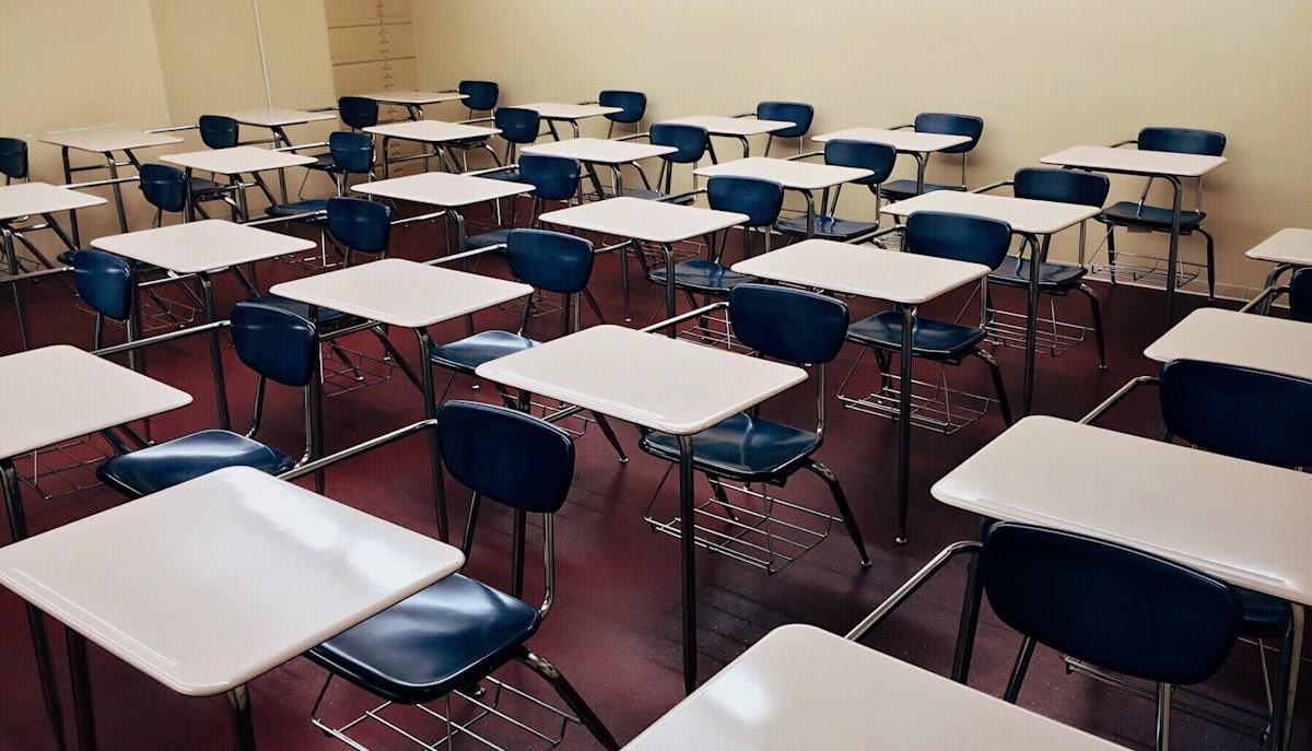 Aula di scuola vuota dopo che il supplente è stato denunciato dalle studentesse
