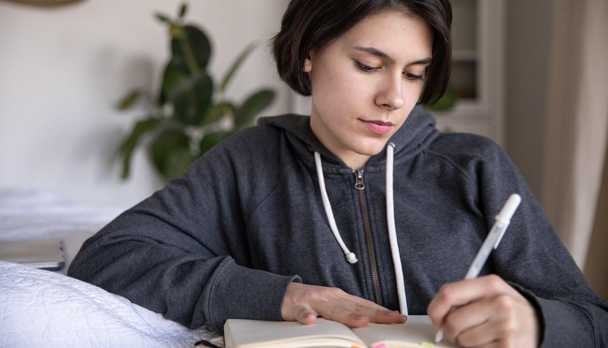 Studentessa scrive il tema sul primo giorno di scuola