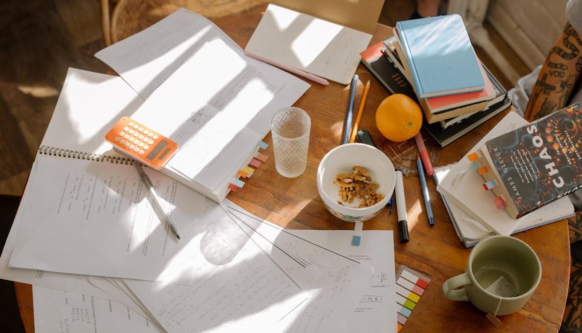 Tavolo ricoperto di libri per preparare un esame universitario