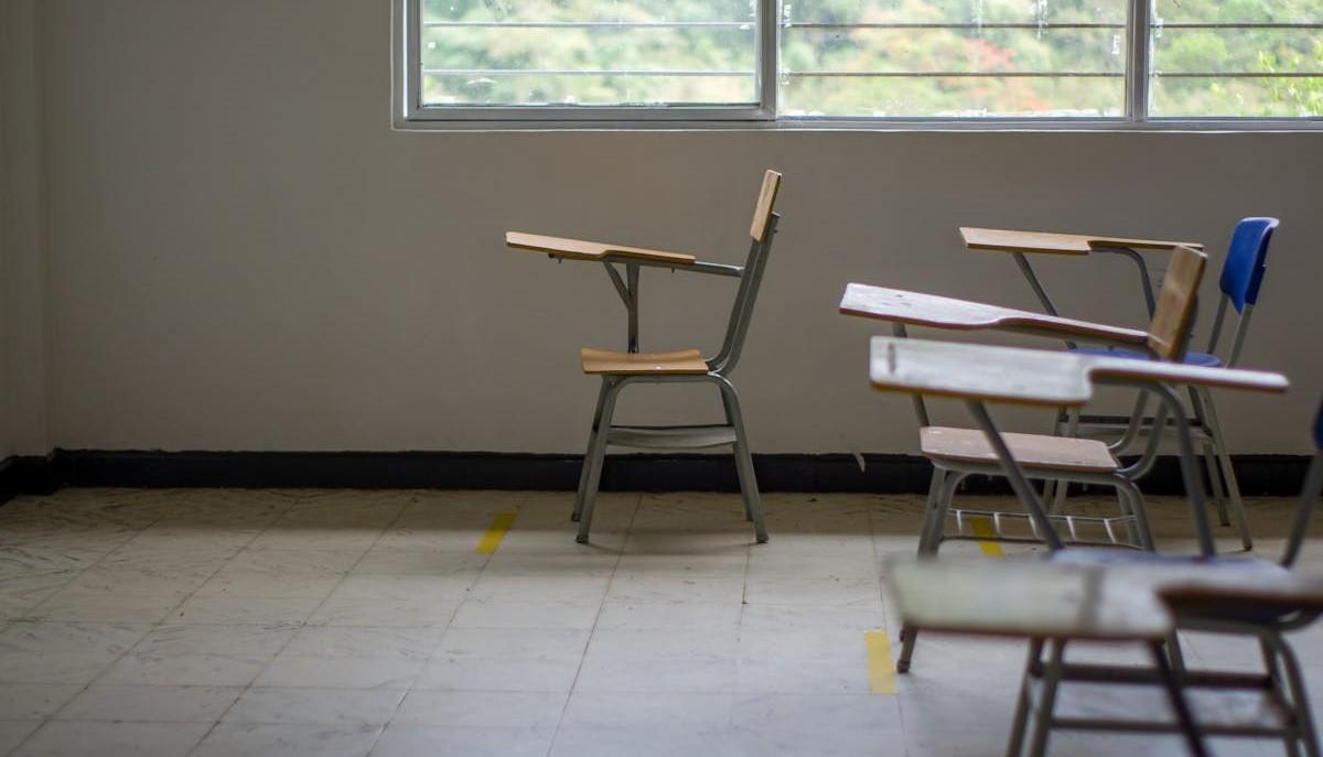 Aula scolastica vuota dopo l'aggressione ai docenti